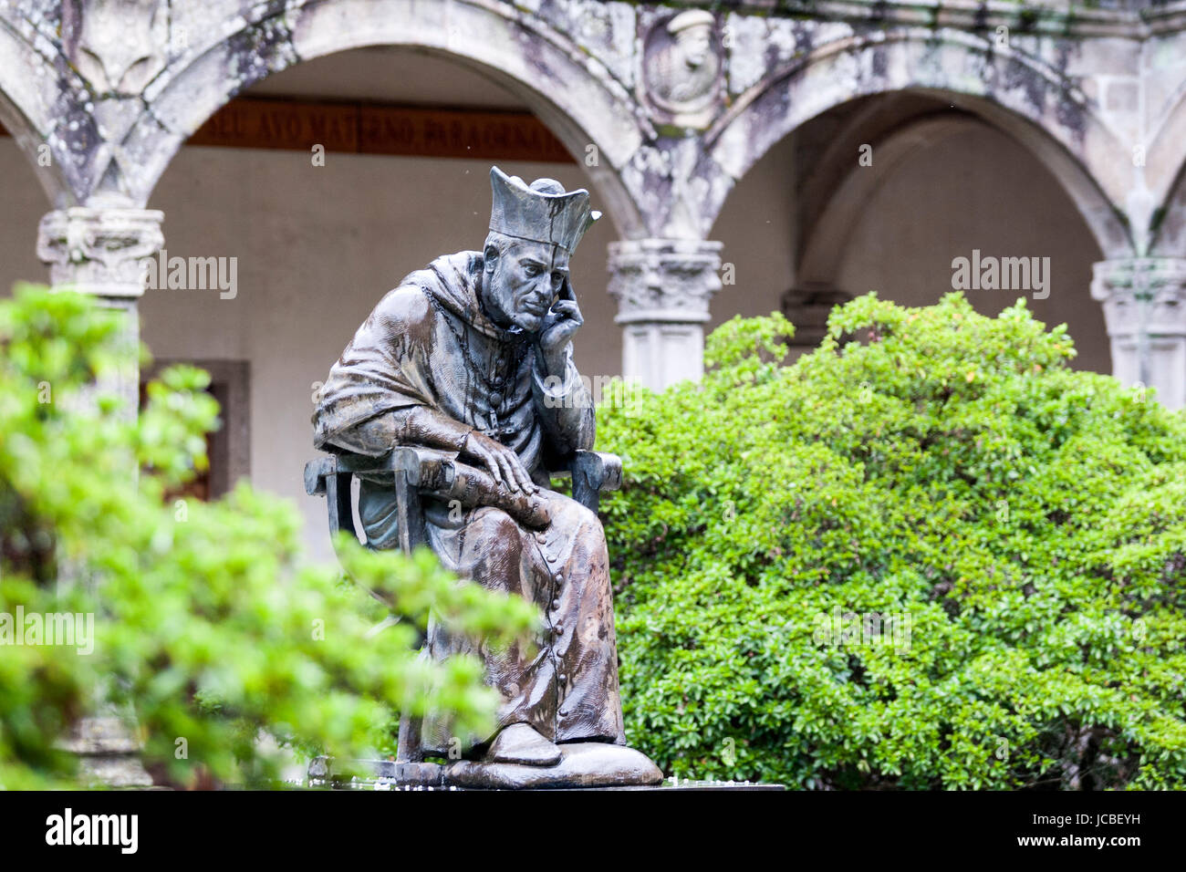 Courtyard of Colegio Mayor Fonseca with the statue of Alonso III de