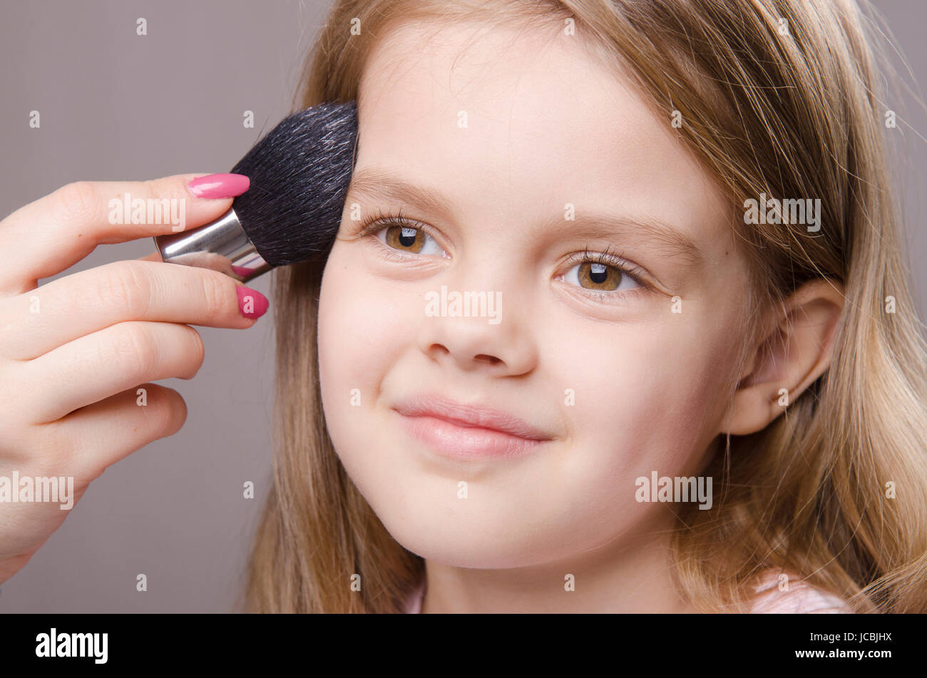Five year girl brush hi-res stock photography and images - Alamy