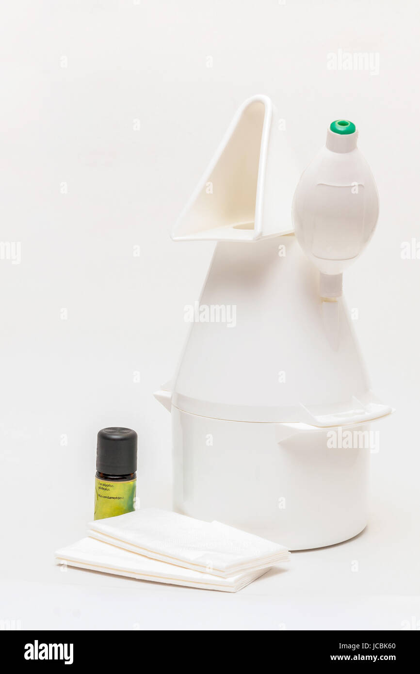 Inhalationsgerät mit Eukalyptusöl und Papiertaschentüchern vor weißem Hintergrund Stock Photo