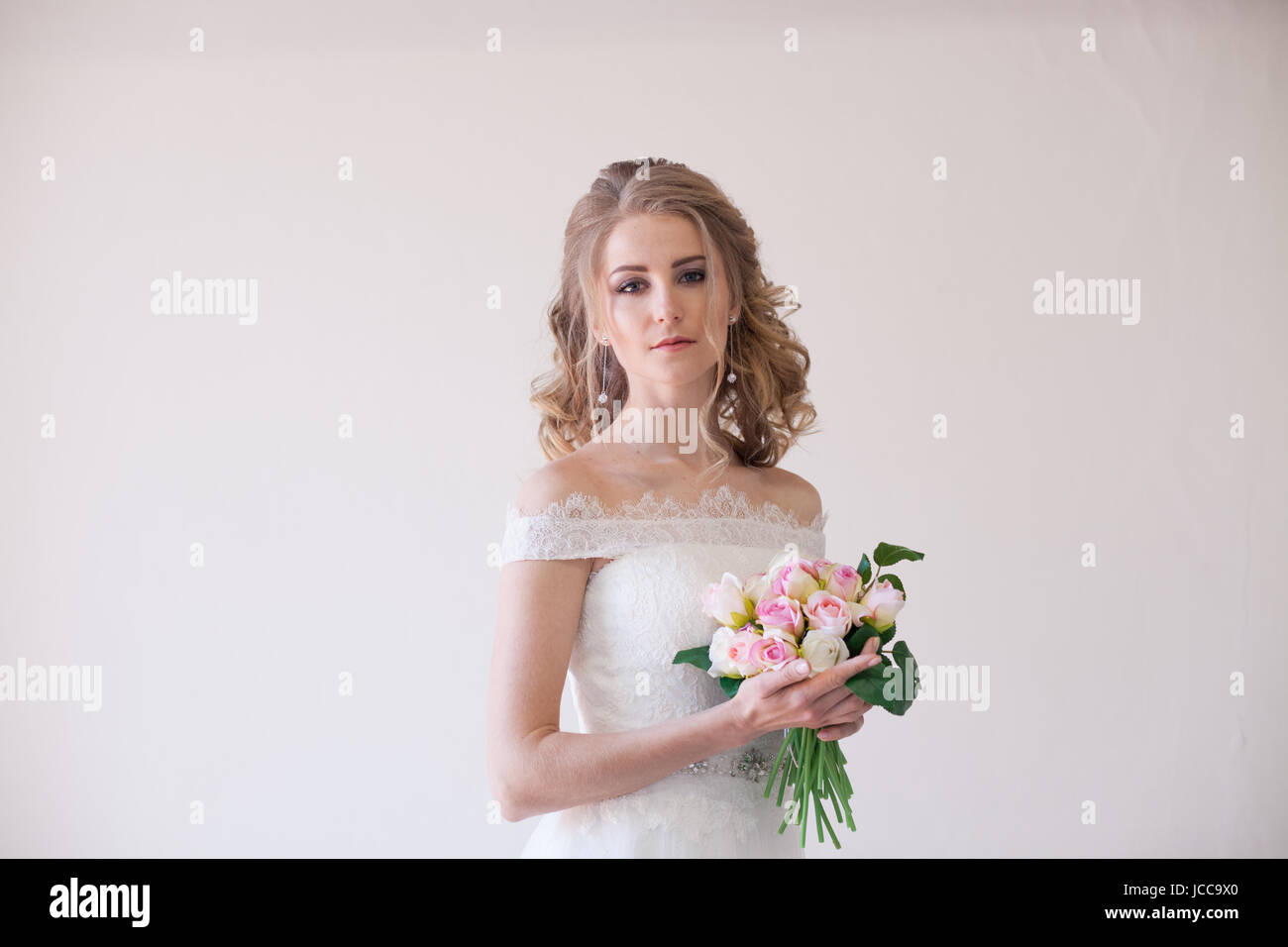 bride in wedding dress holding a bouquet of flowers in her hands Stock ...
