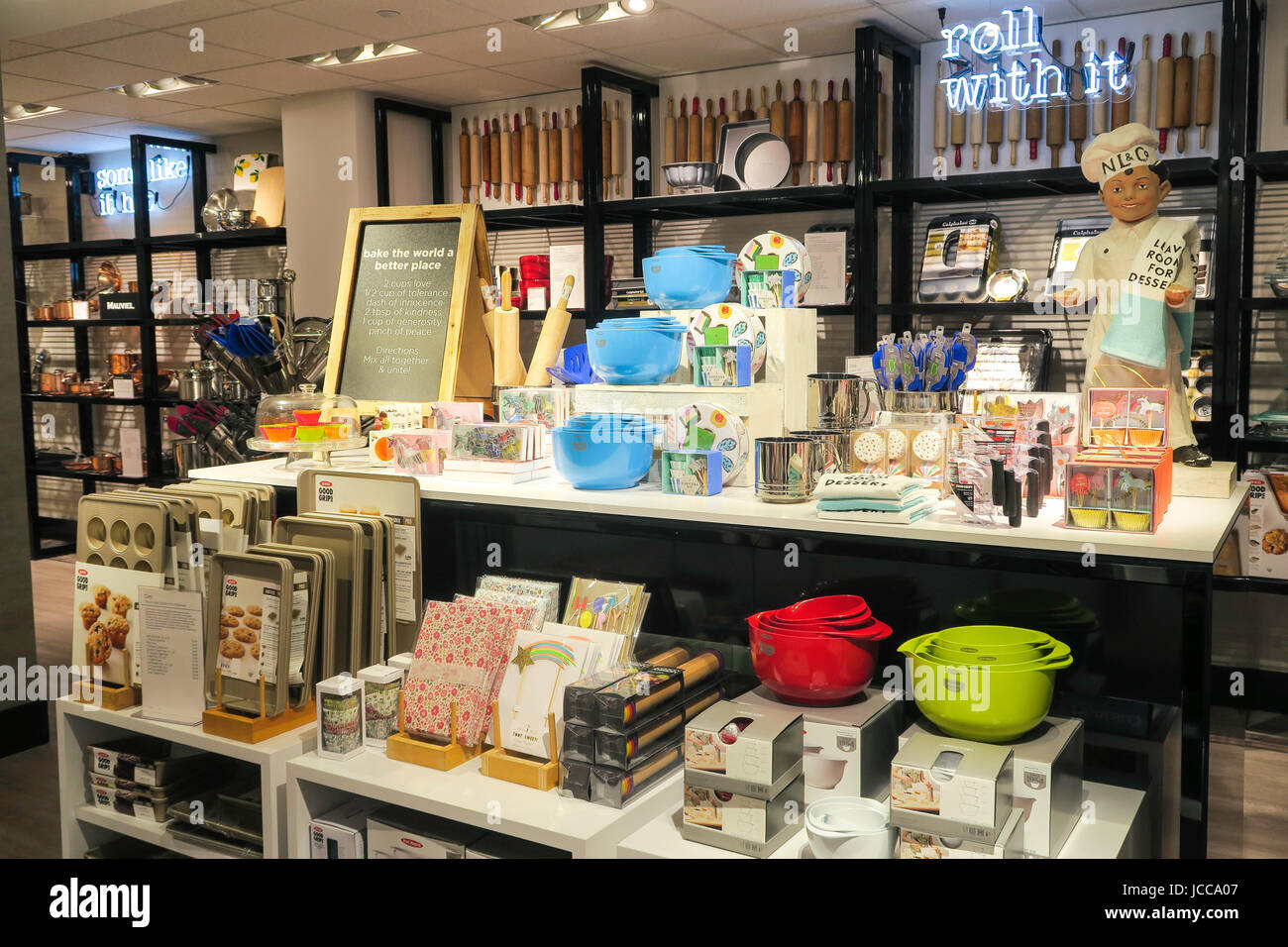 https://c8.alamy.com/comp/JCCA07/housewares-floor-in-bloomingdales-department-store-in-new-york-city-JCCA07.jpg