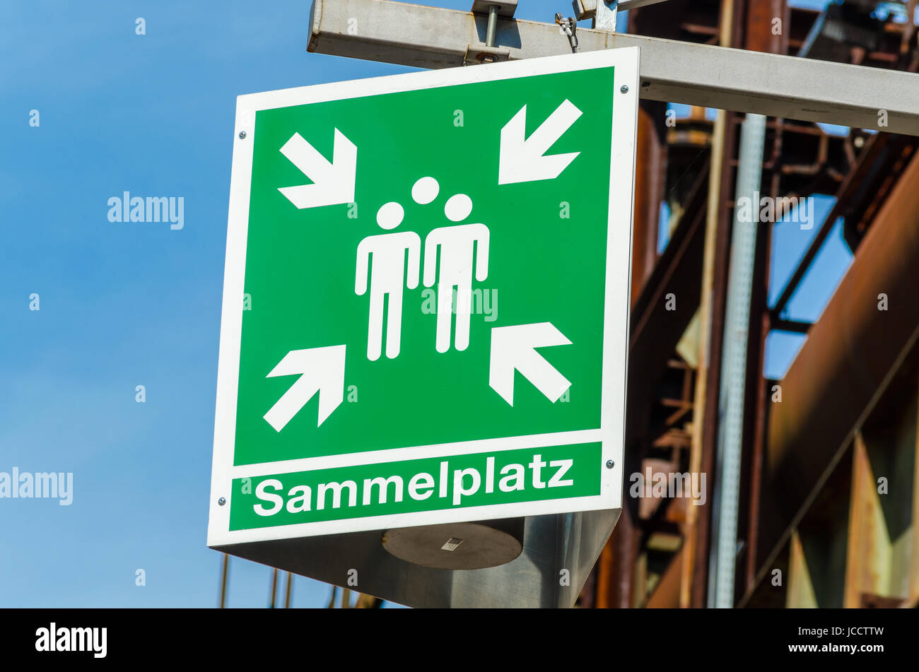 Grünes Schild mit Beschriftung Sammelpunkt Stock Photo