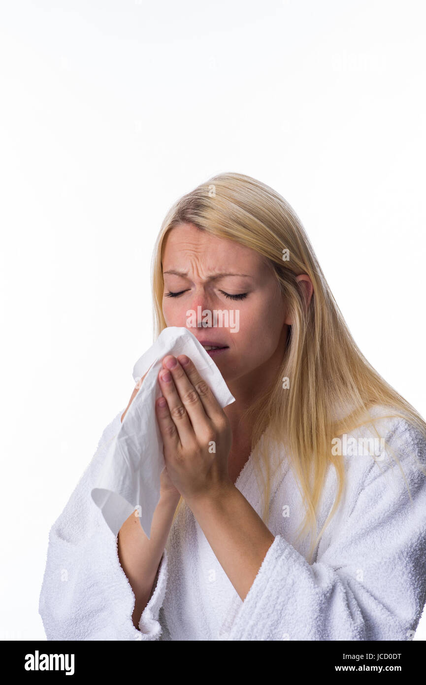 Blondine niest in ein Taschentuch Stock Photo