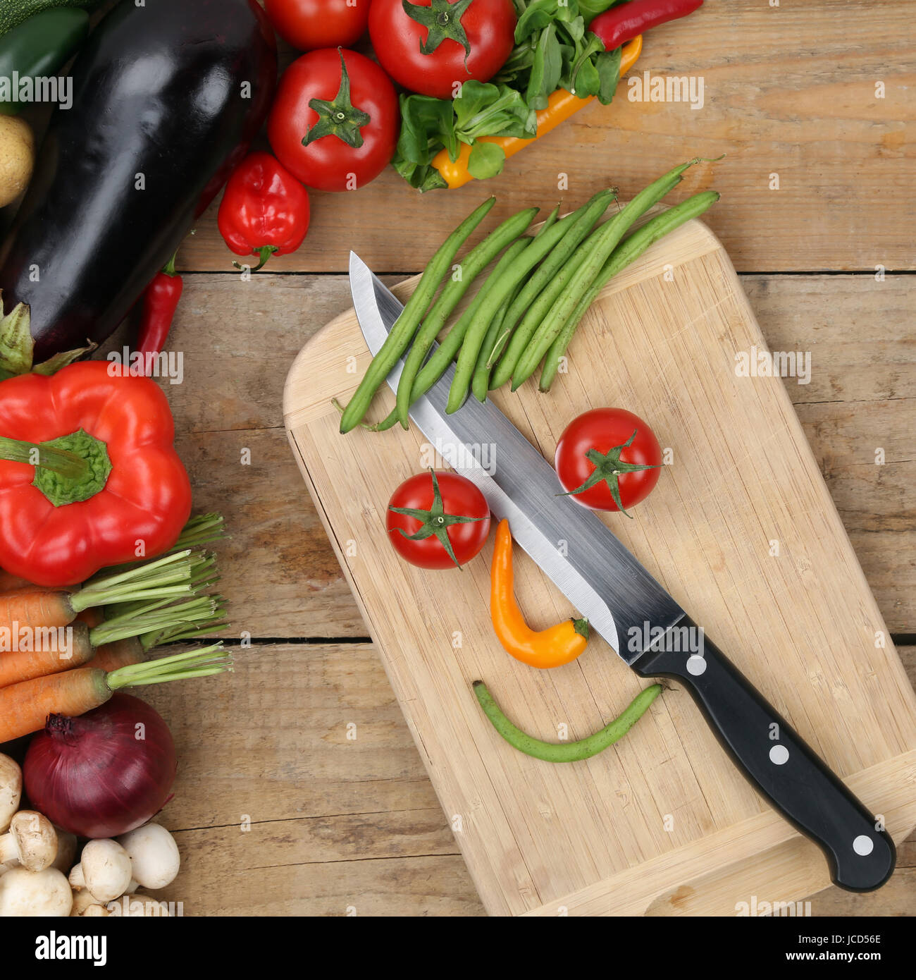 Gesunde Ernährung Essen zubereiten Gesicht aus Gemüse auf Küchenbrett Stock Photo