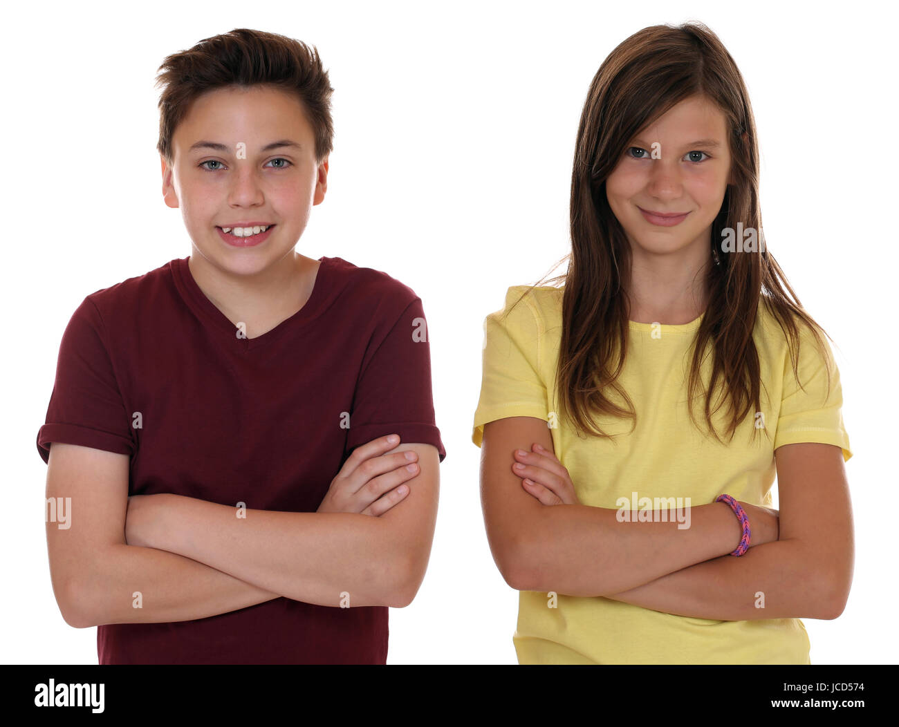 Junge Teenager Kinder Portrait mit verschränkten Armen isoliert vor einem weissen Hintergrund Stock Photo