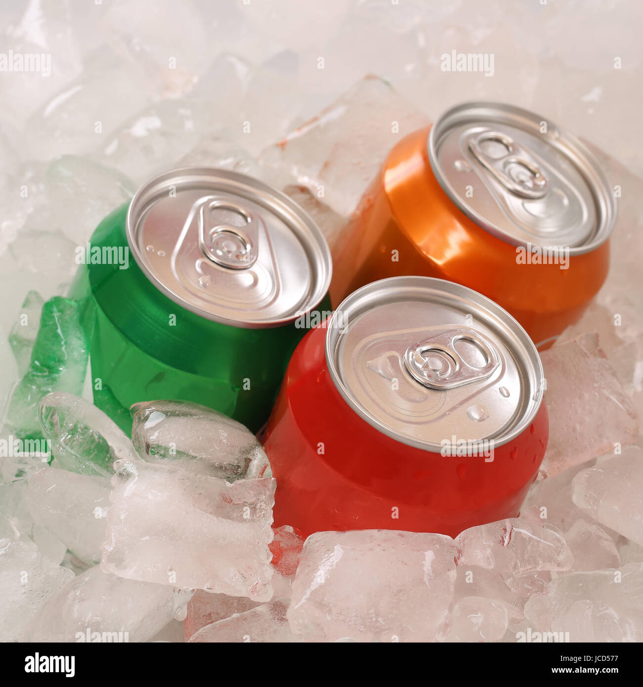 Kalte Cola und Limonade Getränke in Dosen auf Eiswürfel Stock Photo