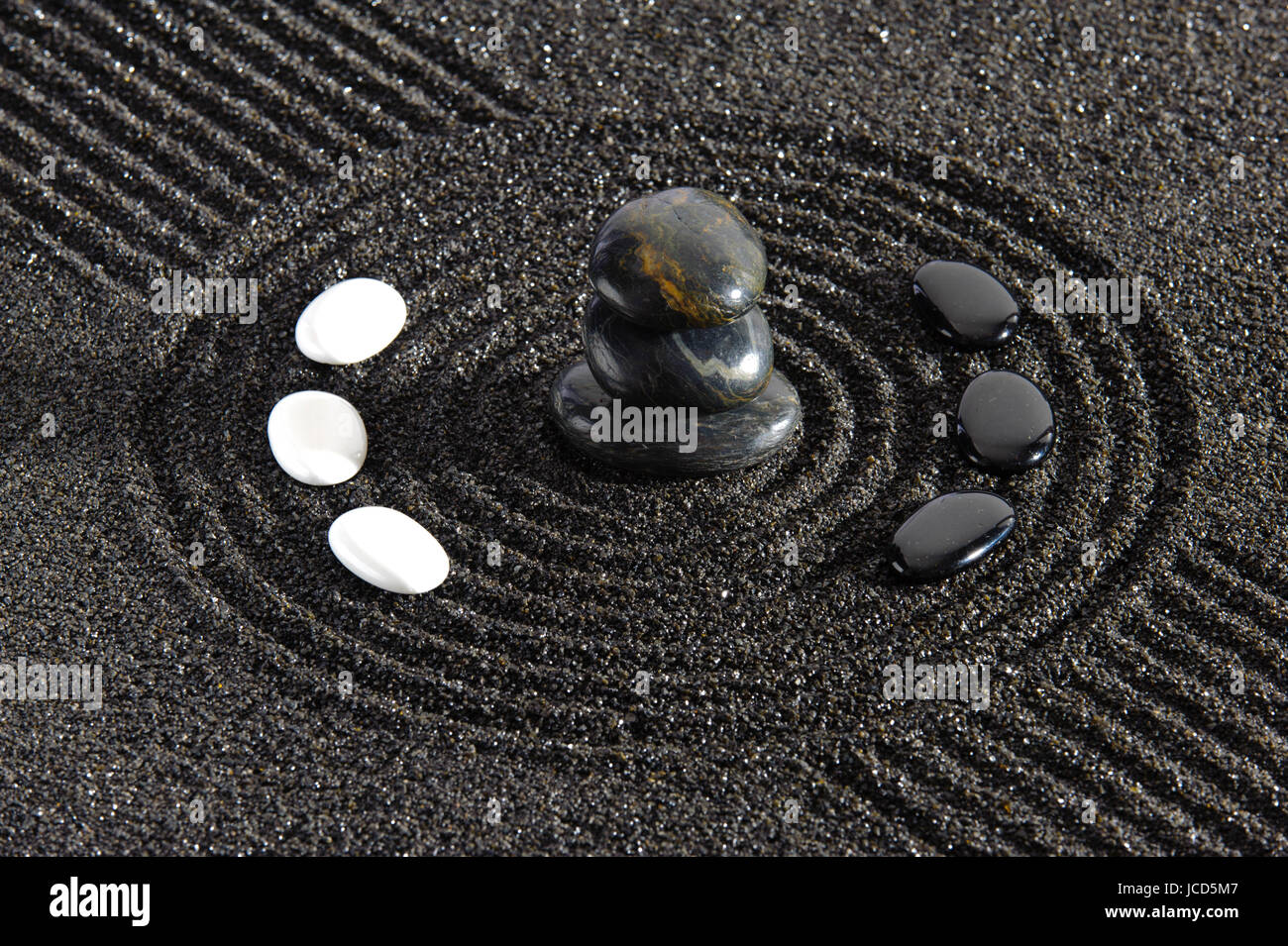Japanischer ZEN Garten mit Yin und Yang Steinen in Sand Stock Photo Alamy