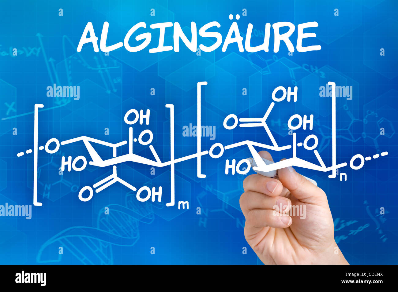Hand mit Stift zeichnet chemische Strukturformel von Alginsäure Stock Photo