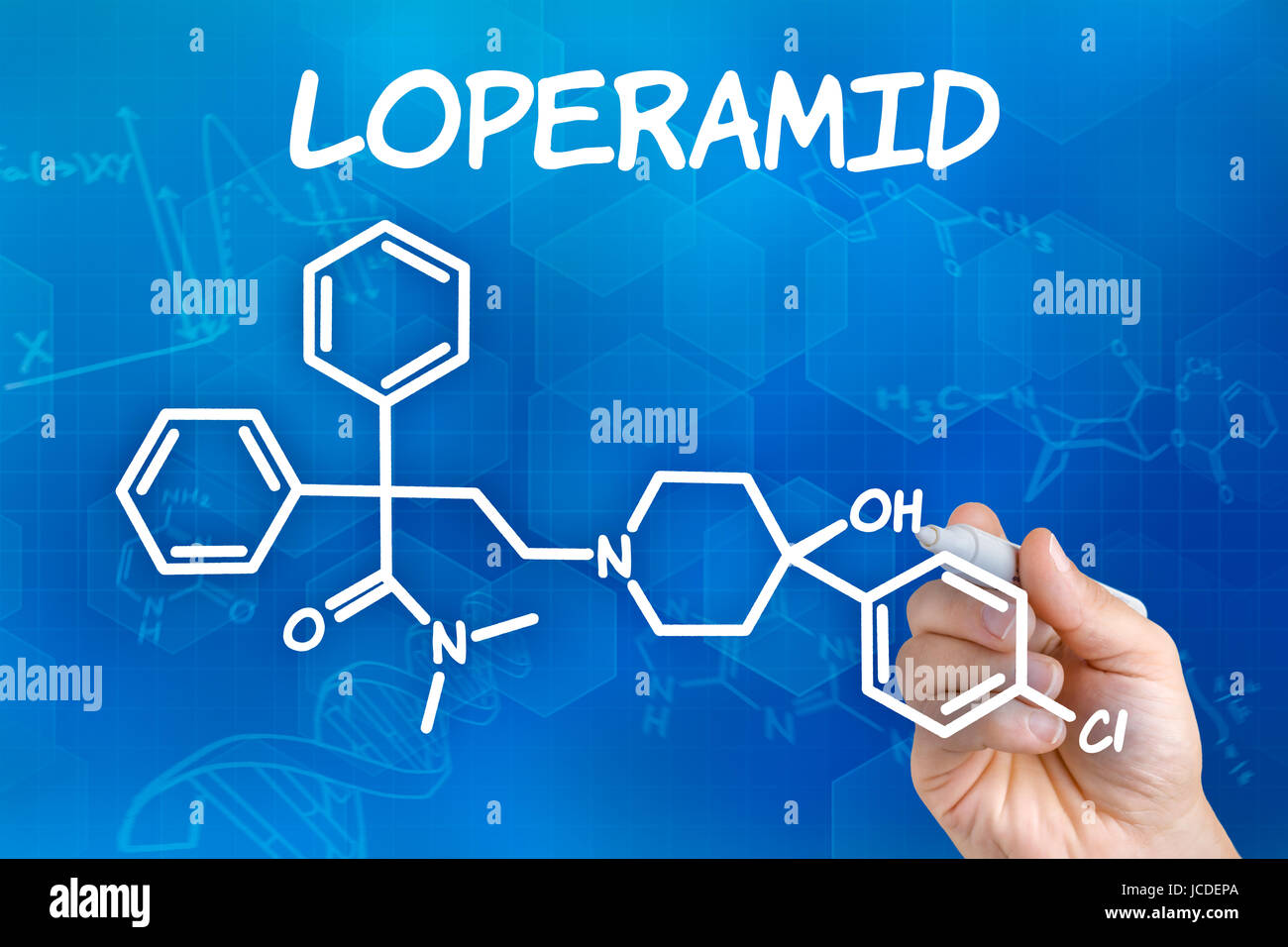 Hand mit Stift zeichnet chemische Strukturformel von Loperamid Stock Photo