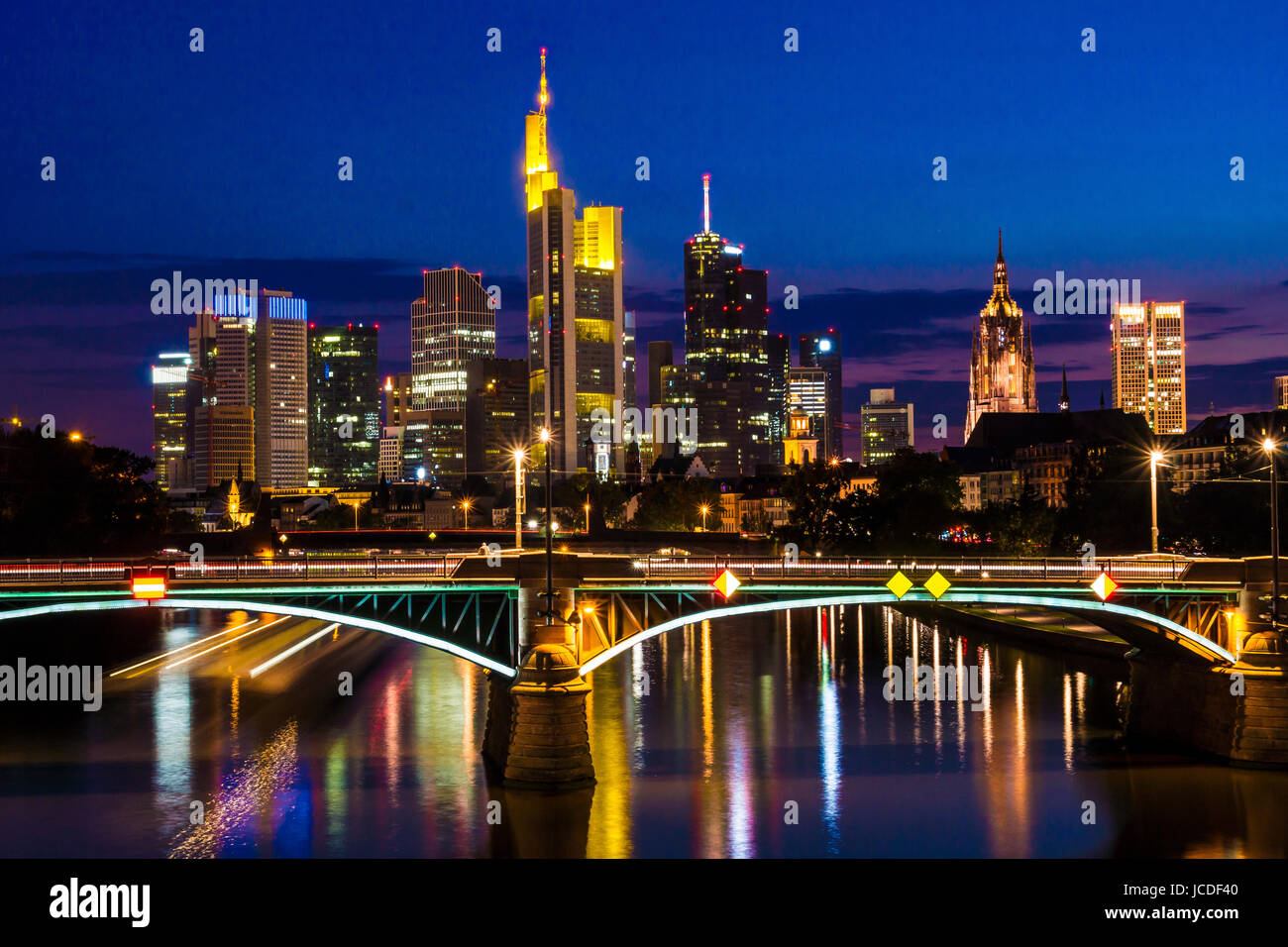 Frankfurter Skyline bei Nacht Stock Photo