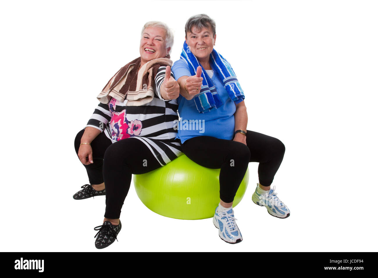 Zwei Seniorinnen sitzen auf Gymnastikball Freisteller Stock Photo Alamy