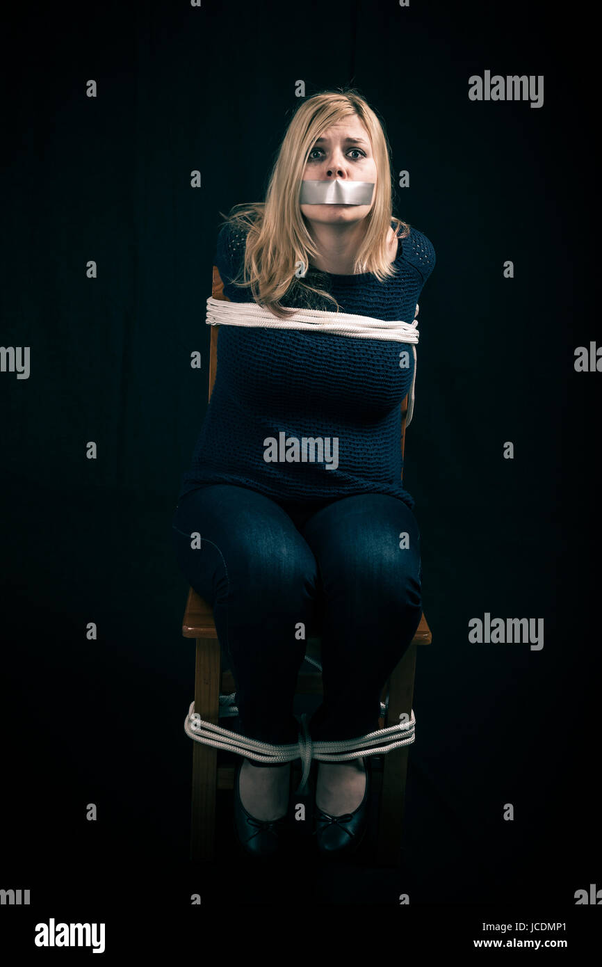 Teenager-Mädchen mit Gaffer-Tape über den Mund und weit aufgerissenen Augen  Ausdruck Stockfotografie - Alamy