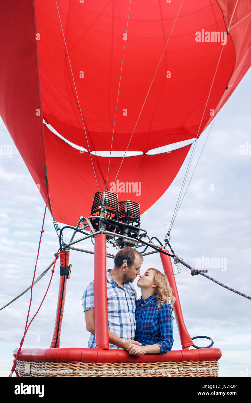directory Bot Positief Beautiful romantic couple hugging at meadow. hot air balloon on a  background Stock Photo - Alamy