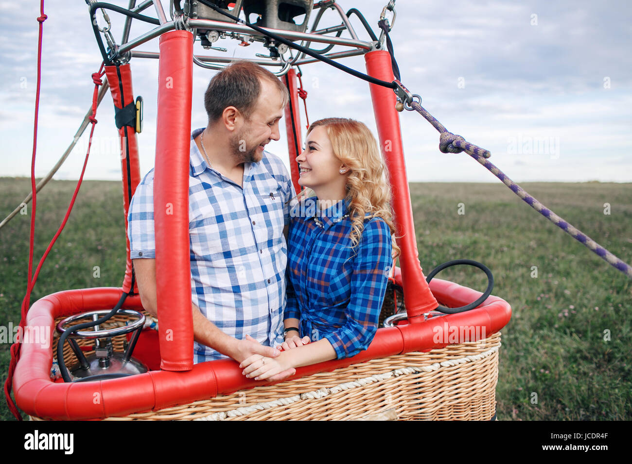 hot air balloon couple