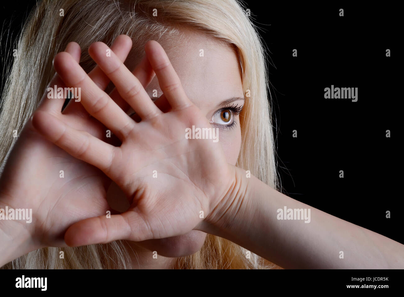 junge Frau zeigt stopp Stock Photo