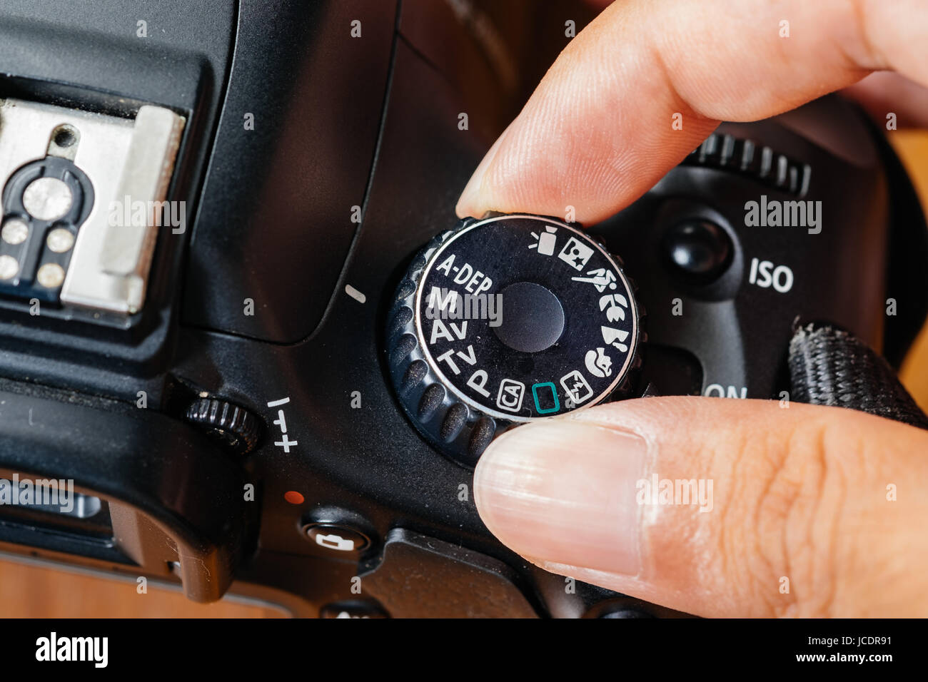 Manual dial mode on dslr camera with fingers on the dial Stock Photo - Alamy