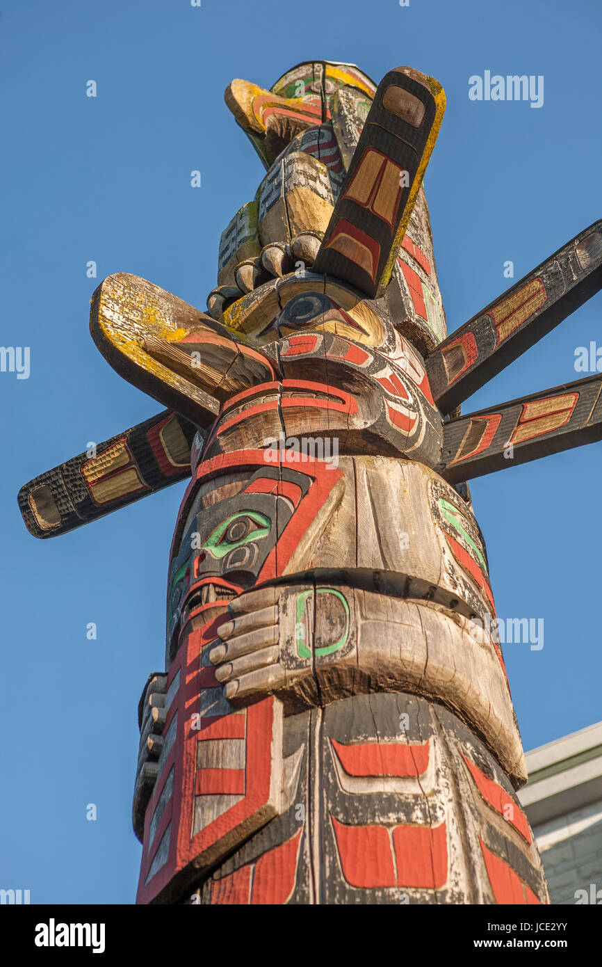 Totem pole against blue hi-res stock photography and images - Alamy