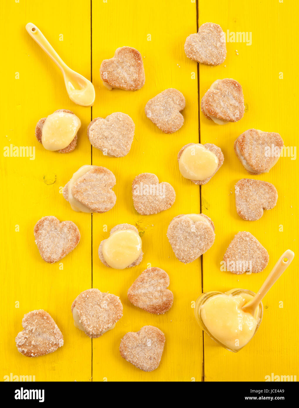 Herz Kekse mit lemon Curd auf gelbem Hintergrund Stock Photo