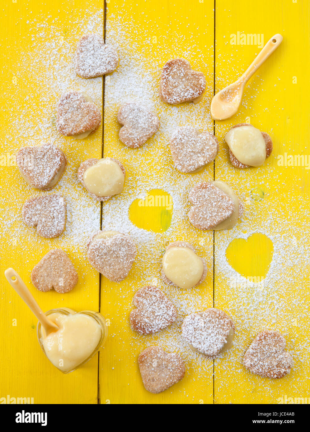Herz Kekse mit lemon Curd auf gelbem Hintergrund Stock Photo