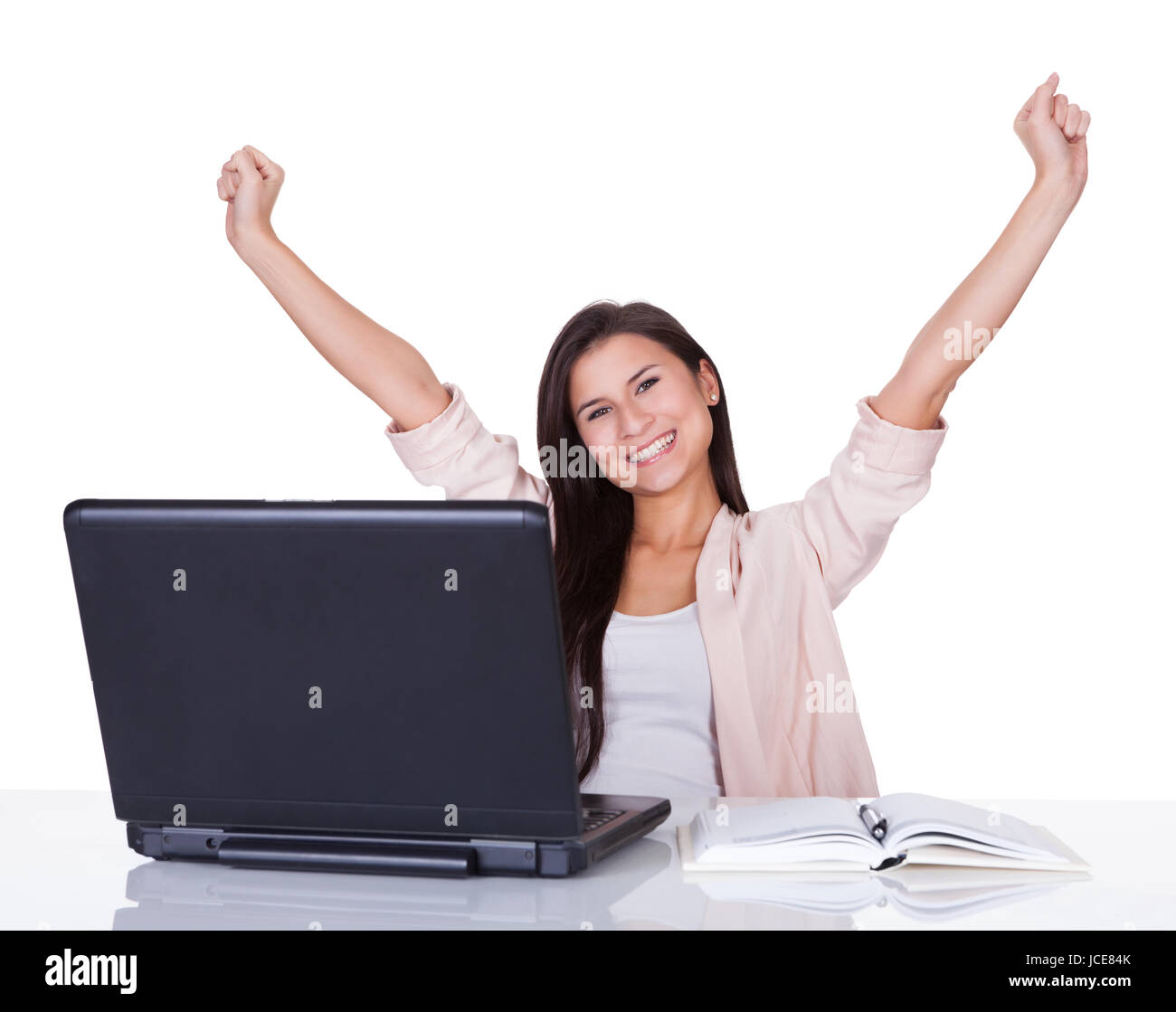 Продвинуть женщина. Женщина с компьютером. Женщина за компом счастье. Радостная девушка с ноутбуком. Девушка с ноутбуком на белом фоне.