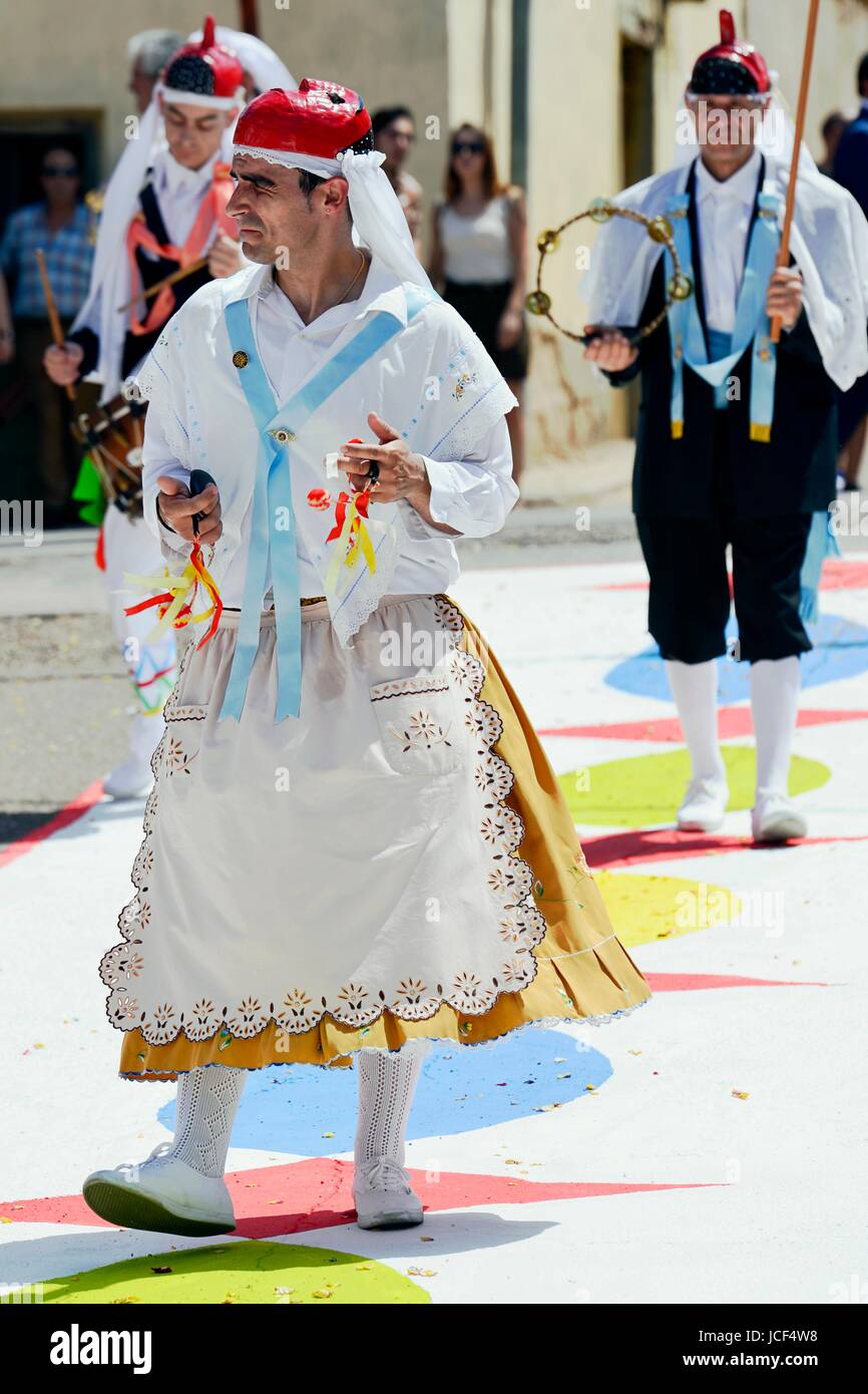 Camunas, Toledo, Spain. 15th June, 2017. Feast 'Danzantes y Pecados'. Celebration on the day of Corpus Christi, which dates back many centuries and takes the form of an Auto Sacramental. It treats the eternal struggle between the Good and the Evil, represented with the Dancers and the Sins. The 'Madama', character of representation. Declared national tourist interest. Credit: M.Ramirez/Alamy Live News Stock Photo