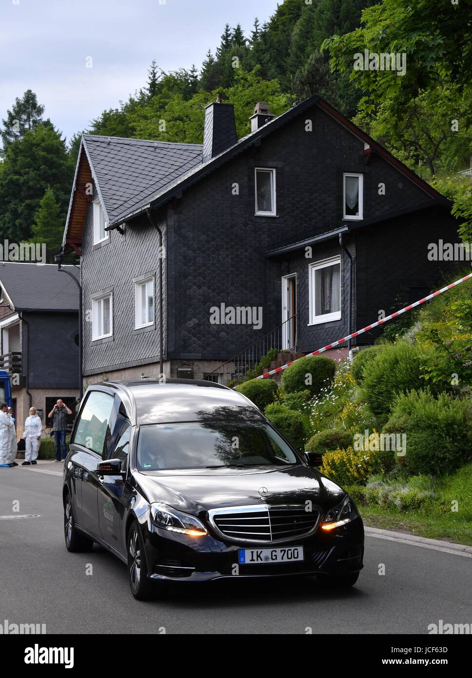 Altenfeld, Germany. 15th June, 2017. A car drives away from a house in which a family incident took place, in Altenfeld, Germany, 15 June 2017. A father is said to have fatally stabbed two of his children, while another is in a life-threatening condition. Photo: Martin Schutt/dpa-Zentralbild/dpa/Alamy Live News Stock Photo