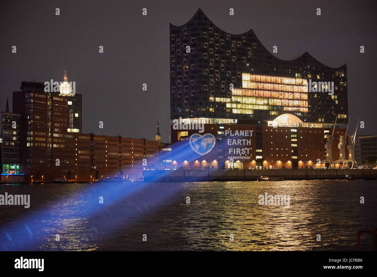 Hamburg, Germany. 15th June, 2017. Greenpeace activists project a heart-shaped earth with the demand 'Planet Earth First' on to the Elbphilharmonie (Elbe Philharmonic Hall) in Hamburg, Germany, 15 June 2017. Photo: Georg Wendt/dpa/Alamy Live News Stock Photo