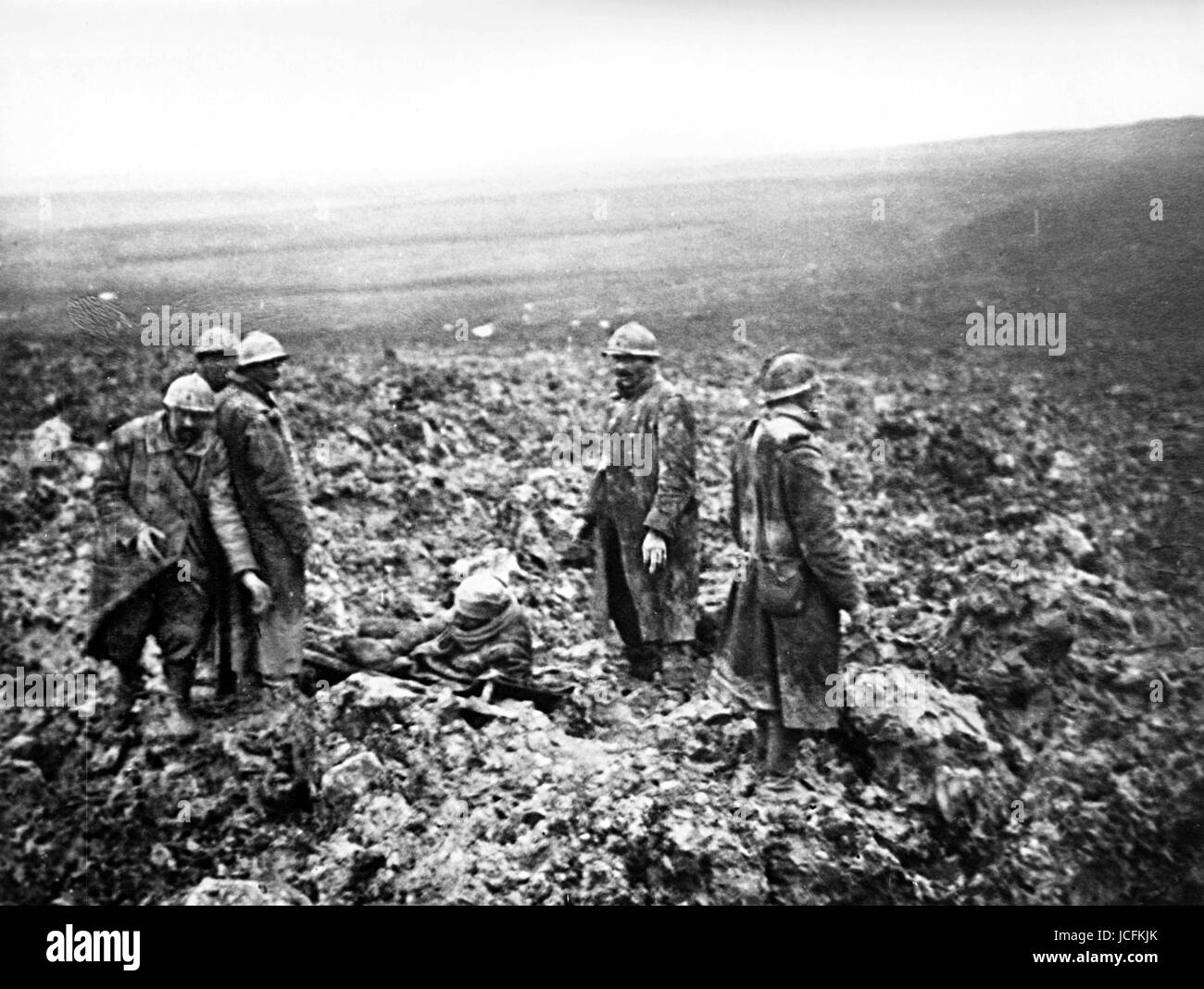 https://c8.alamy.com/comp/JCFKJK/stretcher-bearers-collecting-the-casualties-after-the-battle-of-verdun-JCFKJK.jpg