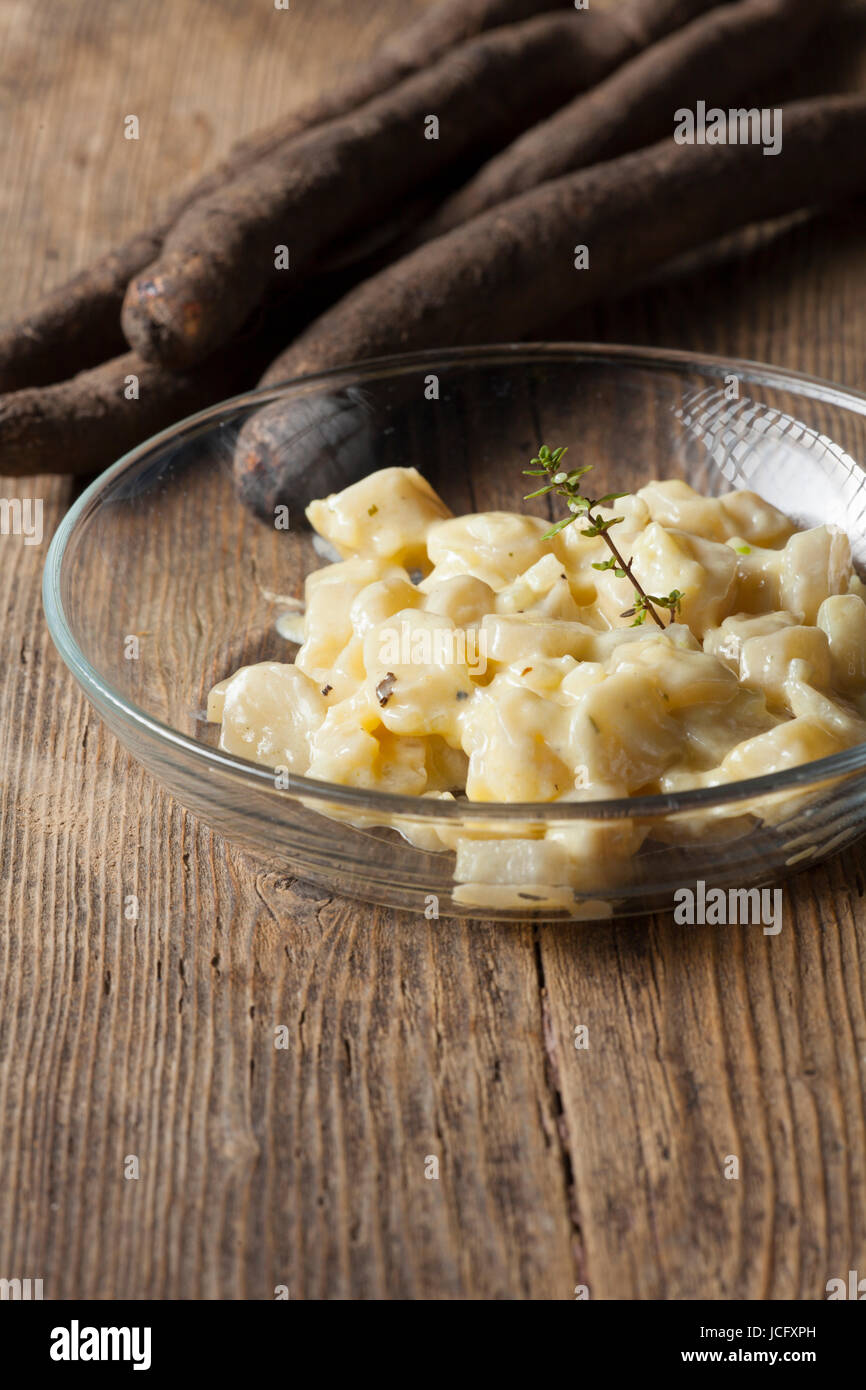 Schwarzwurzelgemüse auf Holz Stock Photo - Alamy