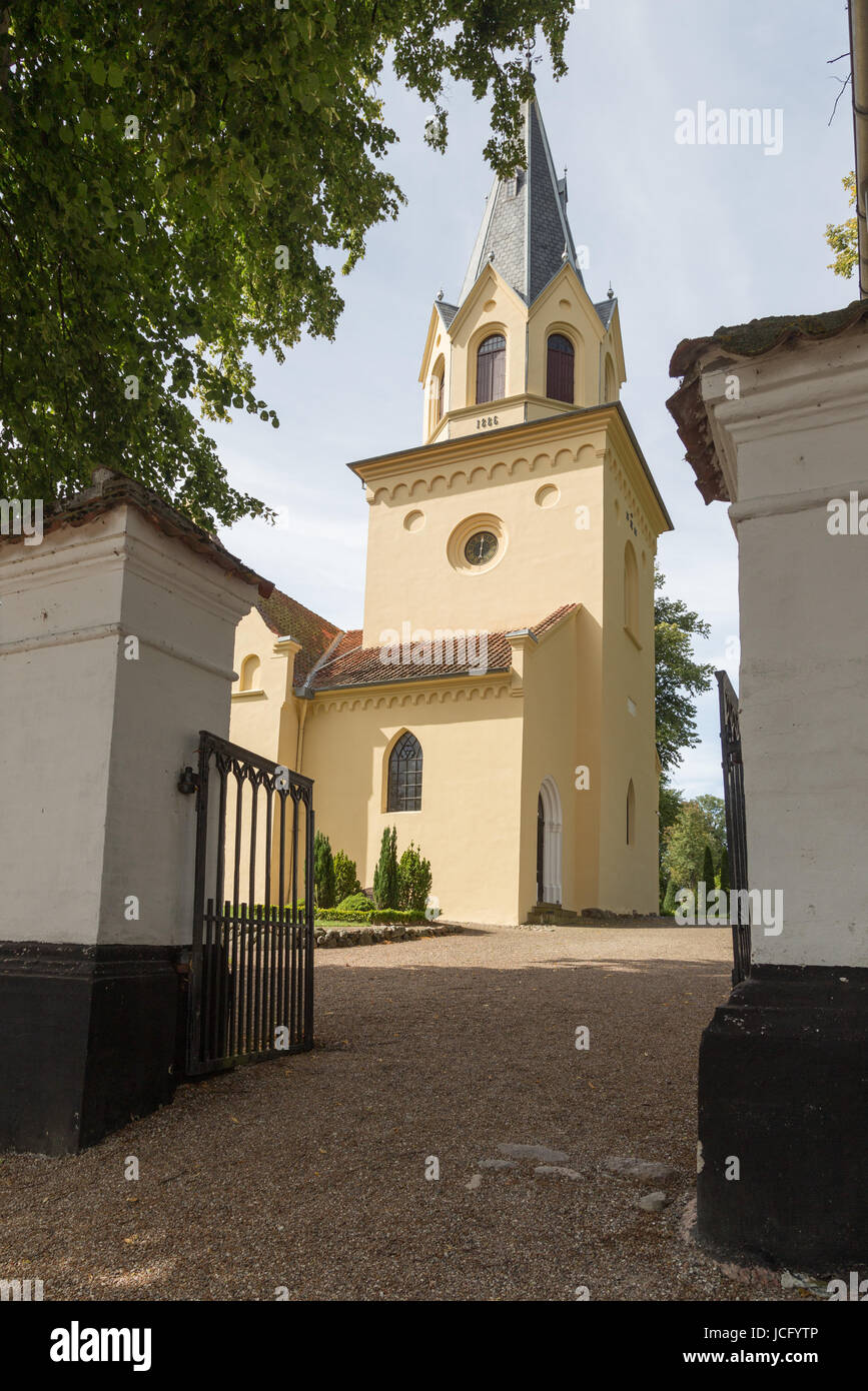 Kirche durch das Eingangstor zum Friedhof fotografiert Stock Photo