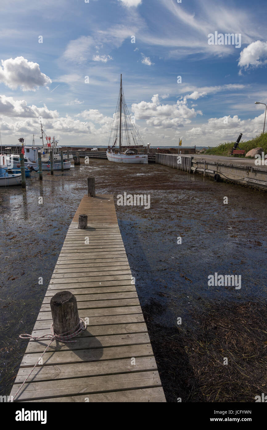 Schmaler Steg im kleinen Hafen von Lohals, Langeland Stock Photo