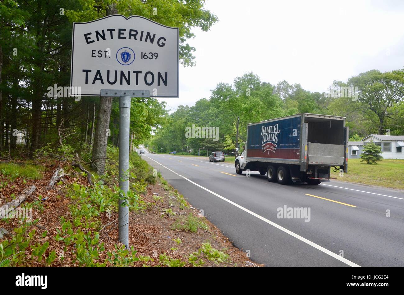 Entering town sign trees hires stock photography and images Alamy