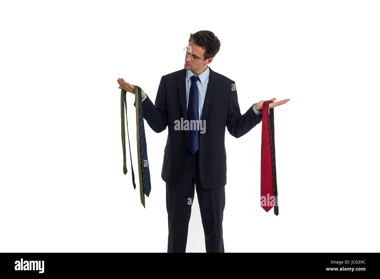 Mann wählt eine Krawatte aus Stock Photo