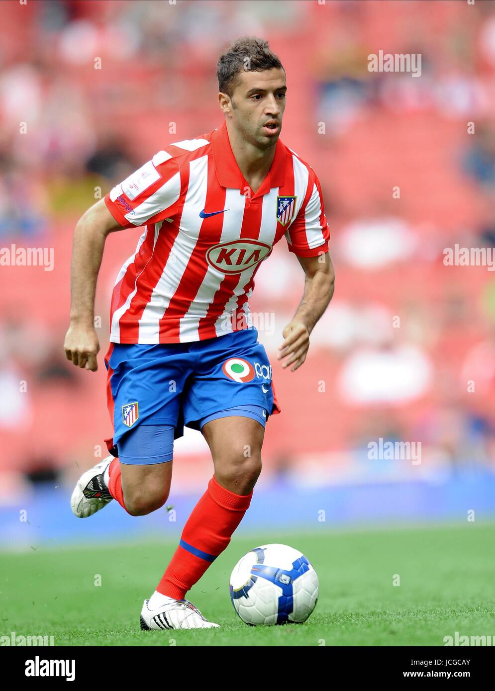SIMAO SABROSA ATLETICO MADRID V PARIS SAINT-GERMAIN ATLETICO MADRID V PARIS SAINT GERMAIN EMIRATES STADIUM, LONDON, ENGLAND 02 August 2009 DIY97829   MIRATES CUP 2009, EMIRATES STADIUM, LONDON     WARNING! This Photograph May Only Be Used For Newspaper And/Or Magazine Editorial Purposes. May Not Be Used For Publications Involving 1 player, 1 Club Or 1 Competition  Without Written Authorisation From Football DataCo Ltd. For Any Queries, Please Contact Football DataCo Ltd on +44 (0) 207 864 9121 Stock Photo
