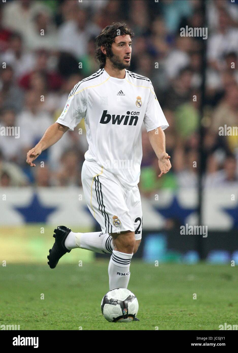 ESTEBAN GRANERO REAL MADRID CF REAL MADRID, LA LIGA SANTIAGO BERNABEU, MADRID, SPAIN 29 August 2009 DIZ102262     WARNING! This Photograph May Only Be Used For Newspaper And/Or Magazine Editorial Purposes. May Not Be Used For, Internet/Online Usage Nor For Publications Involving 1 player, 1 Club Or 1 Competition, Without Written Authorisation From Football DataCo Ltd. For Any Queries, Please Contact Football DataCo Ltd on +44 (0) 207 864 9121 Stock Photo