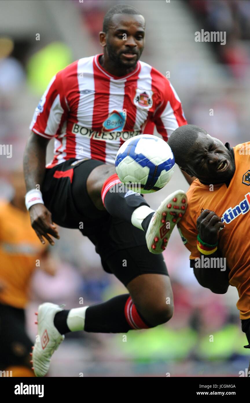 DARREN BENT & SEGUNDO CASTILLO SUNDERLAND V WOLVES SUNDERLAND V WOLVES STADIUM OF LIGHT, SUNDERLAND, ENGLAND 27 September 2009 DIZ103345     WARNING! This Photograph May Only Be Used For Newspaper And/Or Magazine Editorial Purposes. May Not Be Used For, Internet/Online Usage Nor For Publications Involving 1 player, 1 Club Or 1 Competition, Without Written Authorisation From Football DataCo Ltd. For Any Queries, Please Contact Football DataCo Ltd on +44 (0) 207 864 9121 Stock Photo