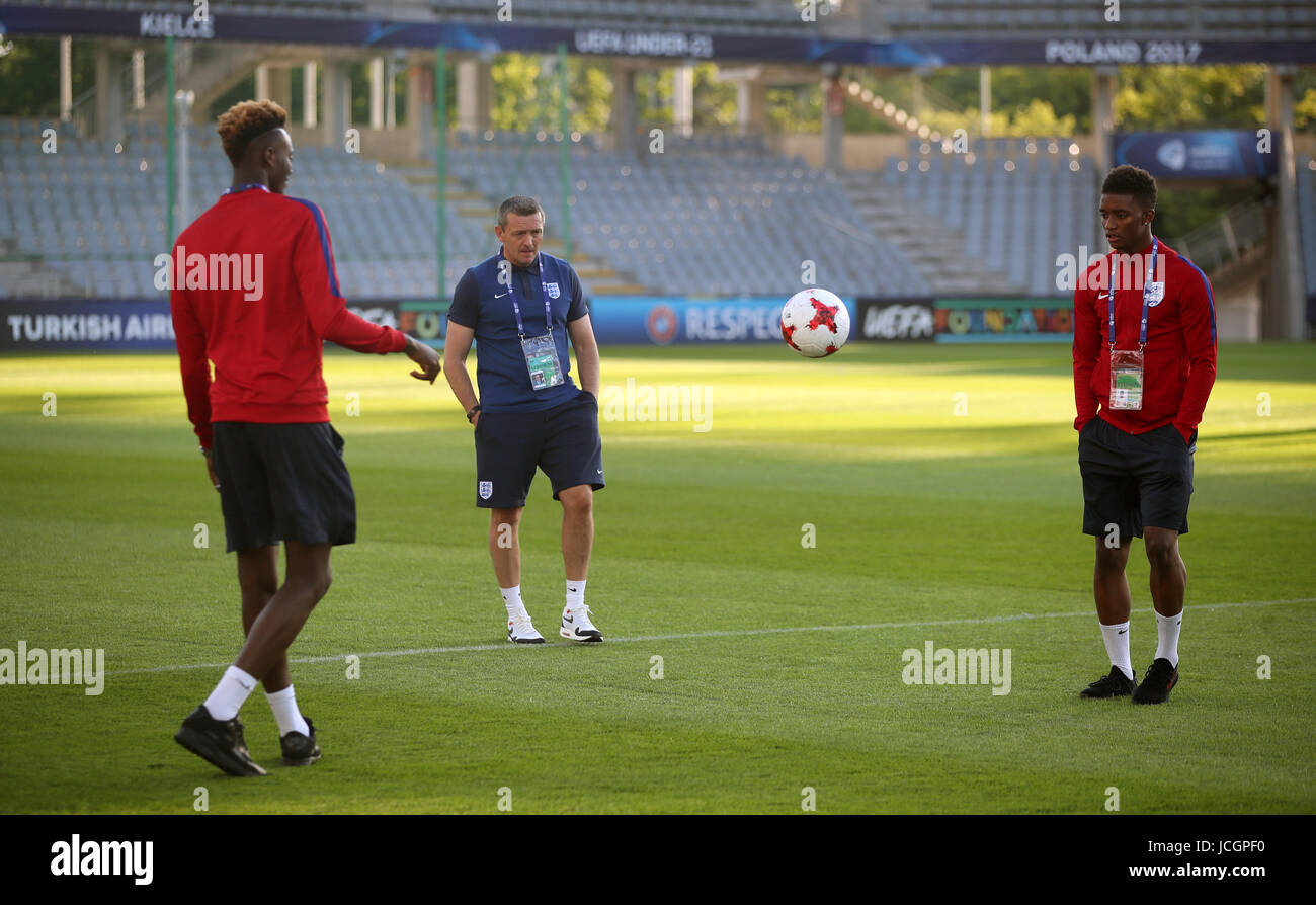 England U21 manager Aidy Boothroyd (centre) watches Tammy Abraham (left) and Demarai Gray during the team walkaround at the Kolporter Arena in Kielce, Poland. Stock Photo