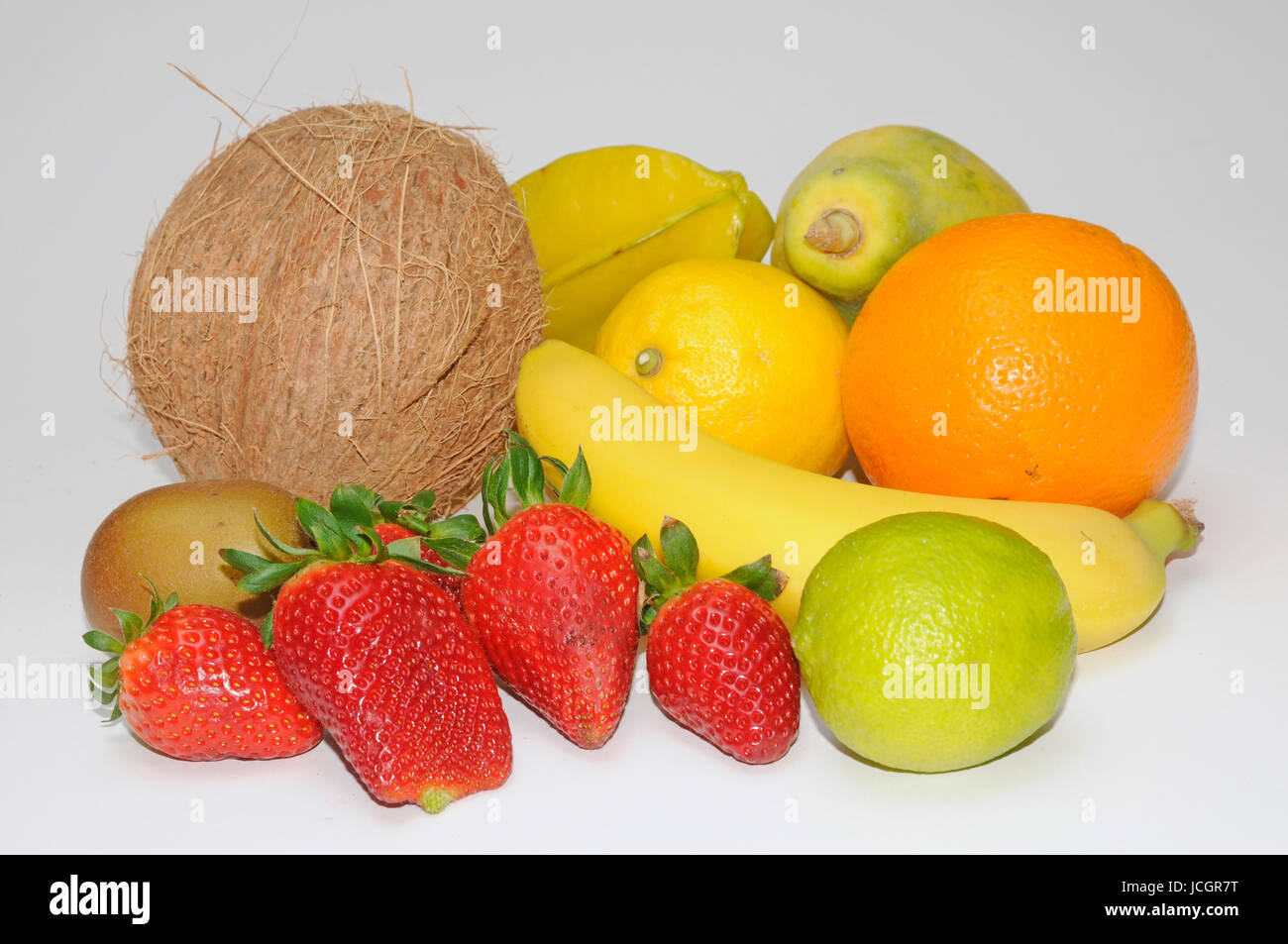 frucht, obst , früchte, banane, zitrone, limone, limette, lebensmittel,  nahrung, vitamine, erdbeere, erdbeeren, kiwi, kokosnuss Stock Photo - Alamy