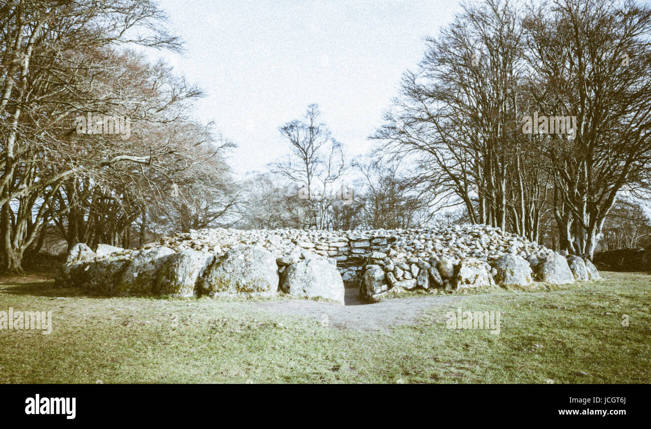 The stone circle and burial mounds of the bronze age Clava Cairns in the Scottish Highlands Stock Photo