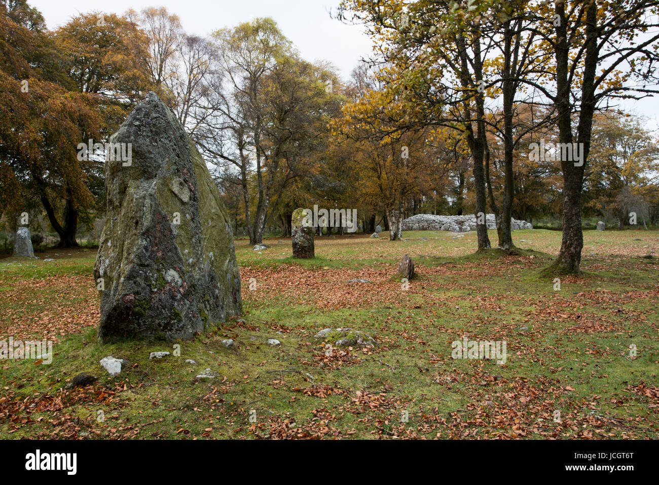 The stone circle and burial mounds of the bronze age Clava Cairns in the Scottish Highlands Stock Photo
