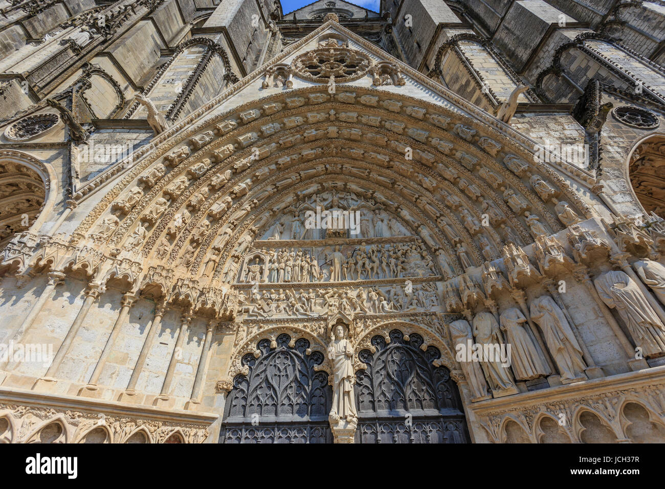 France, Cher (18), Bourges, la cathédrale Saint-Étienne classée Patrimoine mondial de l’UNESCO, la façade occidentale, le Portail du Jugement dernier  Stock Photo