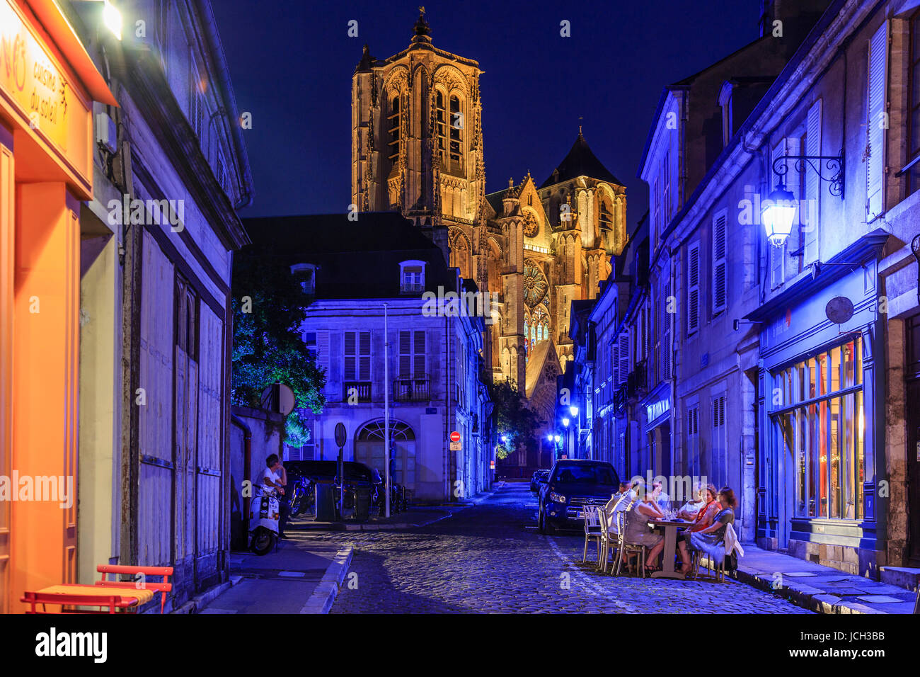 France, Cher (18), Bourges, la cathédrale Saint-Étienne et la rue Porte Jaune durant les Nuits Lumières // France, Cher, Bourges, Saint Etienne cathed Stock Photo