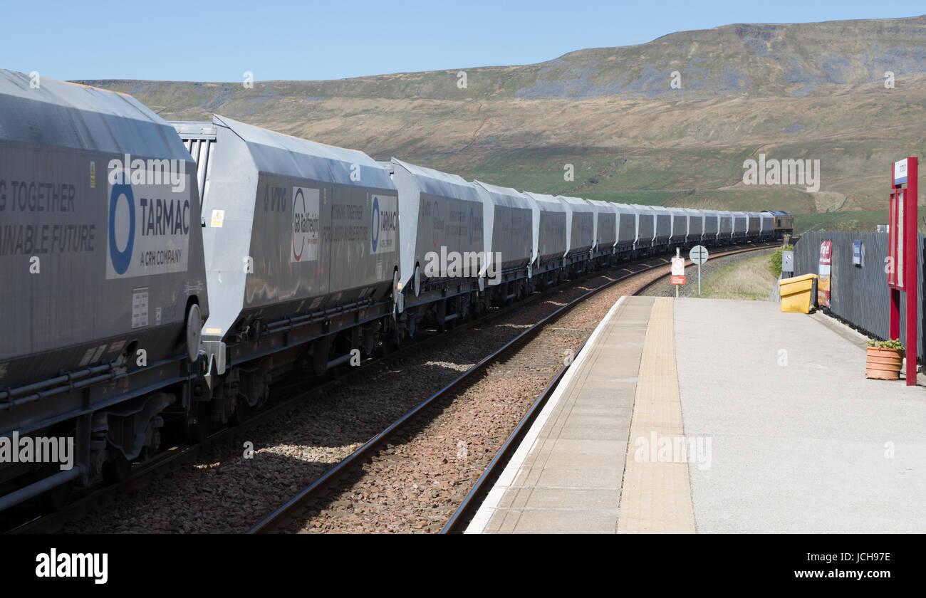 GBRf Freight Train 6M37, the 1125 Arcow Quarry GBRF to Pendleton running North through Ribblehead Station to cross Ribblehead Viaduct Stock Photo