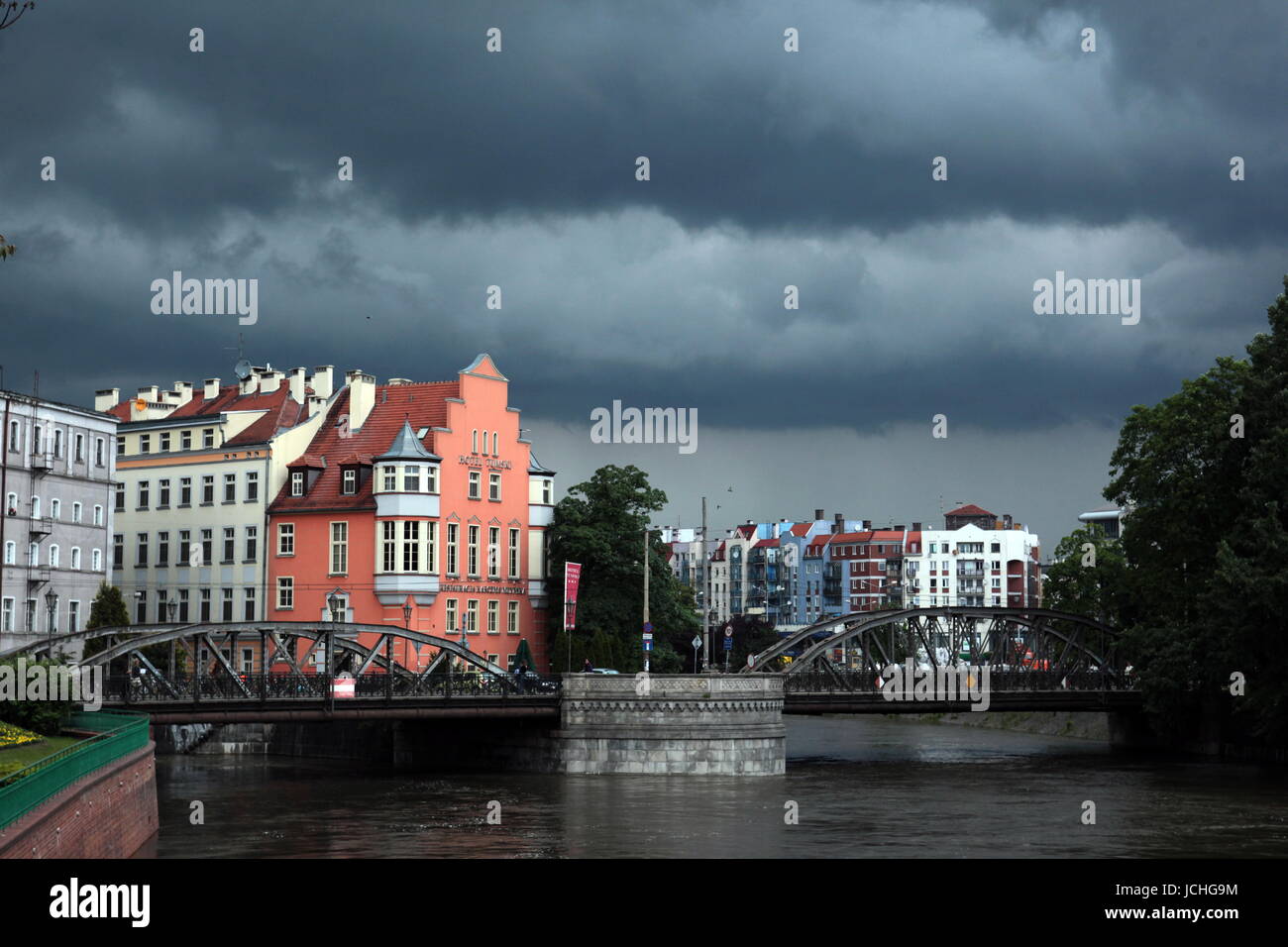 Am Ufer des Fluss Oder in der Innenstadt von Wroclaw oder Breslau im westen von Polen. Stock Photo