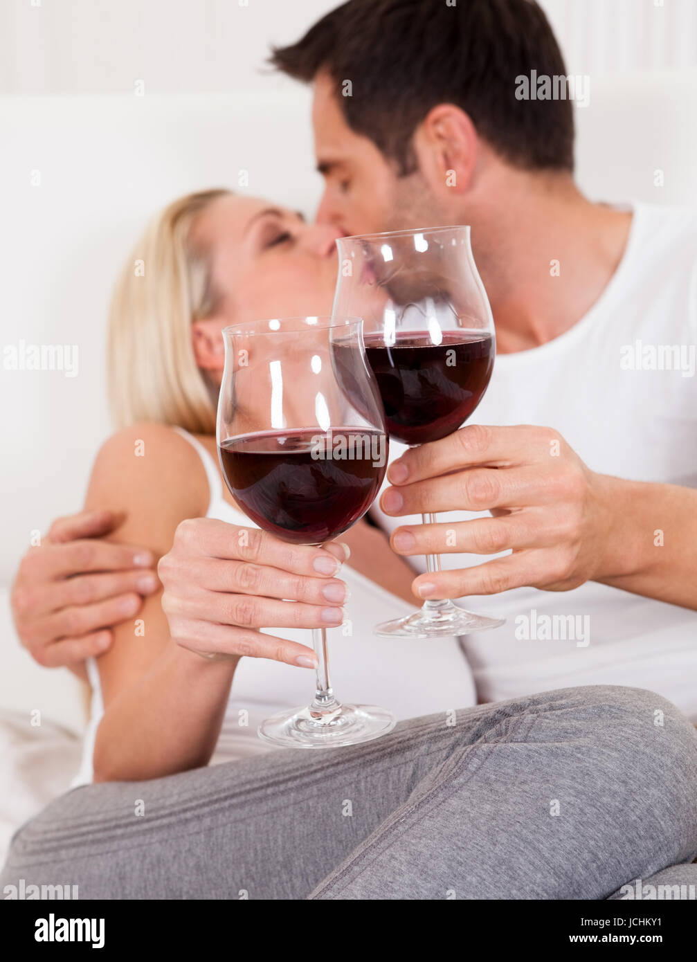 Пара бокалов вина. Мужчина и женщина пьют вино. Влюбленные с бокалами. Влюбленная пара с вином. Мужчина и женщина с бокалами шампанского.