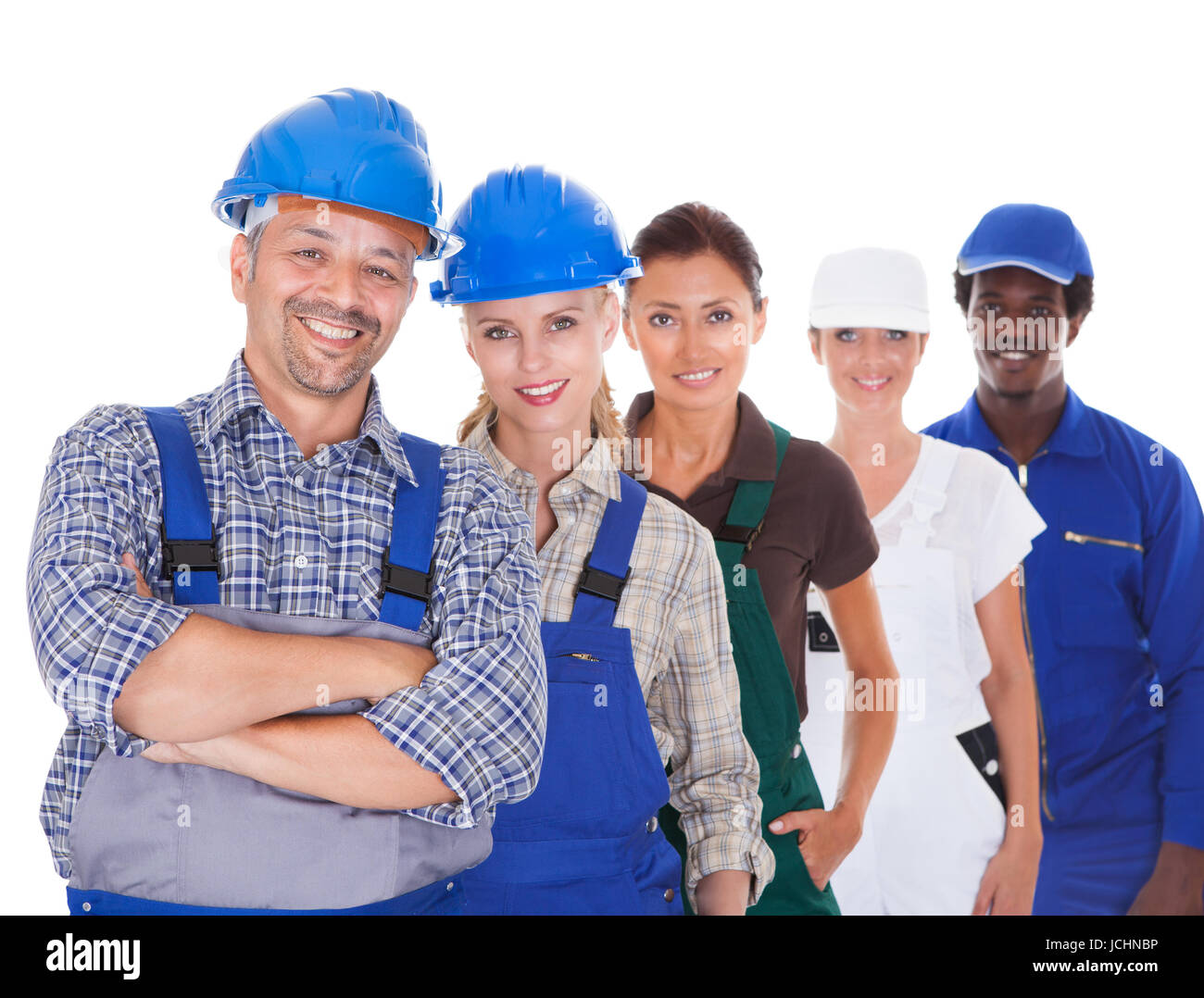 Трое рабочих получили. Трое рабочих получили. Группа люди в касках. Команда разные специальности. Команда снабжения.