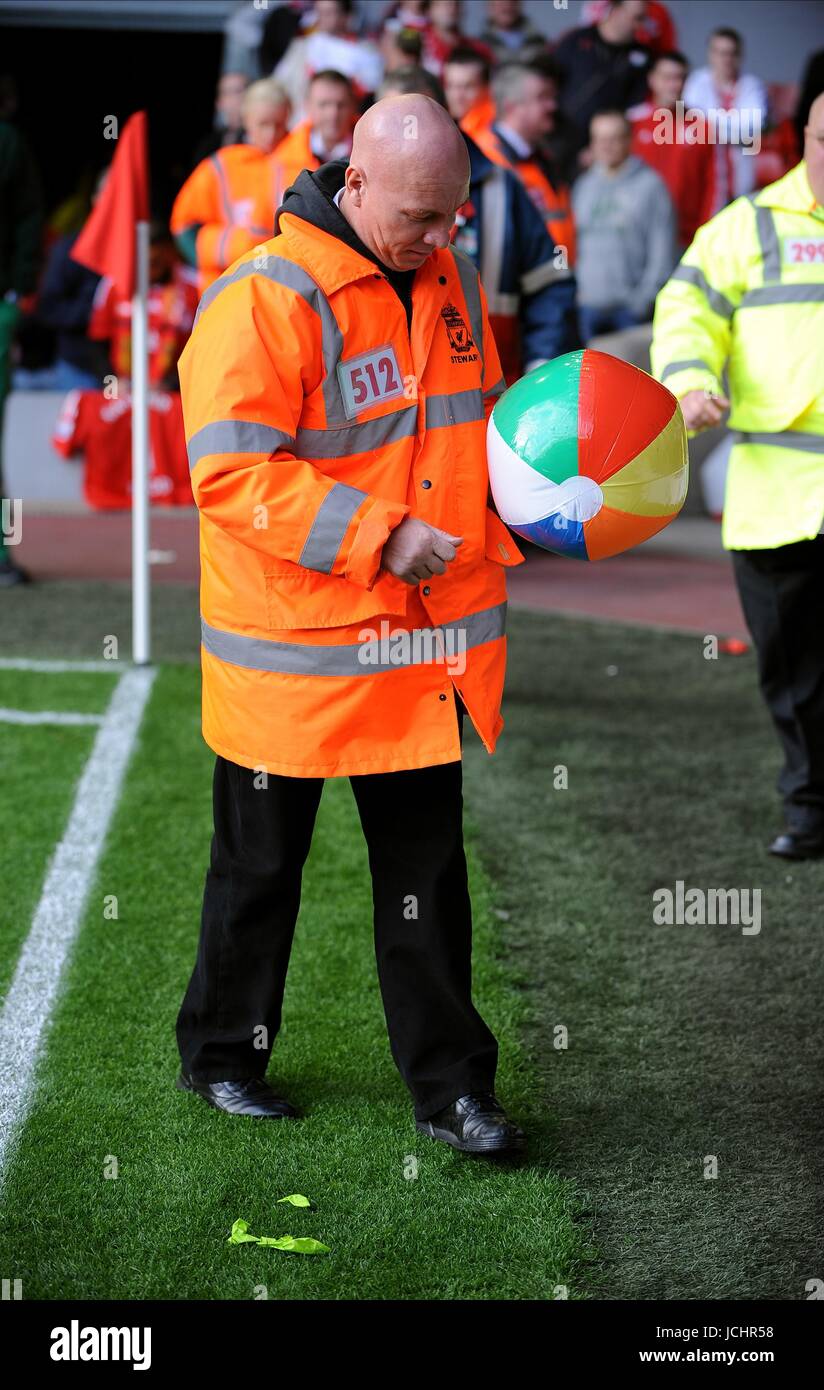 STEWARD WITH BEACH BALL LIVERPOOL V MANCHESTER UNITED FC LIVERPOOL V MANCHESTER UNITED FC