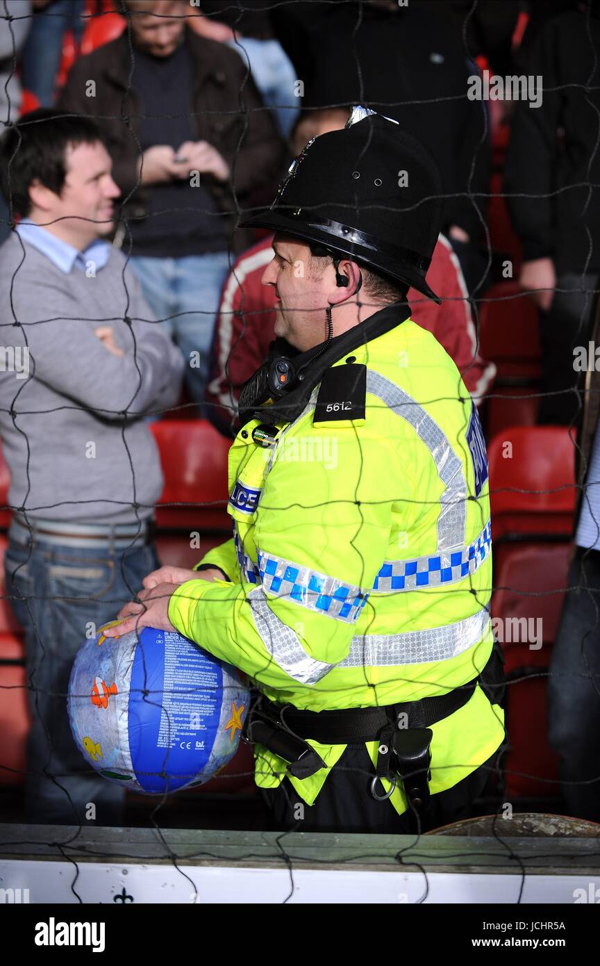POLICEMAN WITH BEACH BALL LIVERPOOL V MANCHESTER UNITED FC LIVERPOOL V MANCHESTER UNITED FC