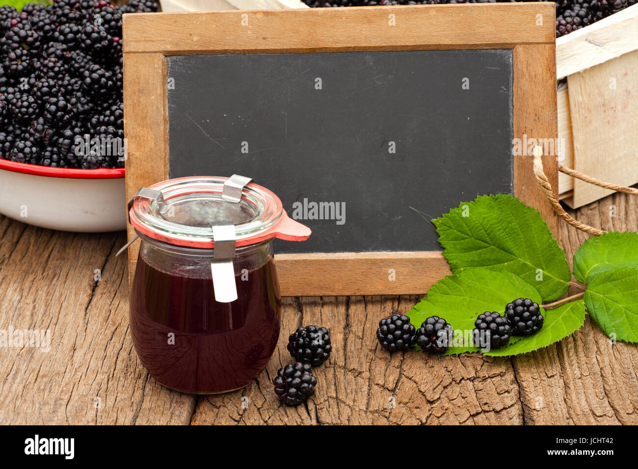 Selbstgemachtes Brombeergelee und leere Schiefertafel Stock Photo - Alamy