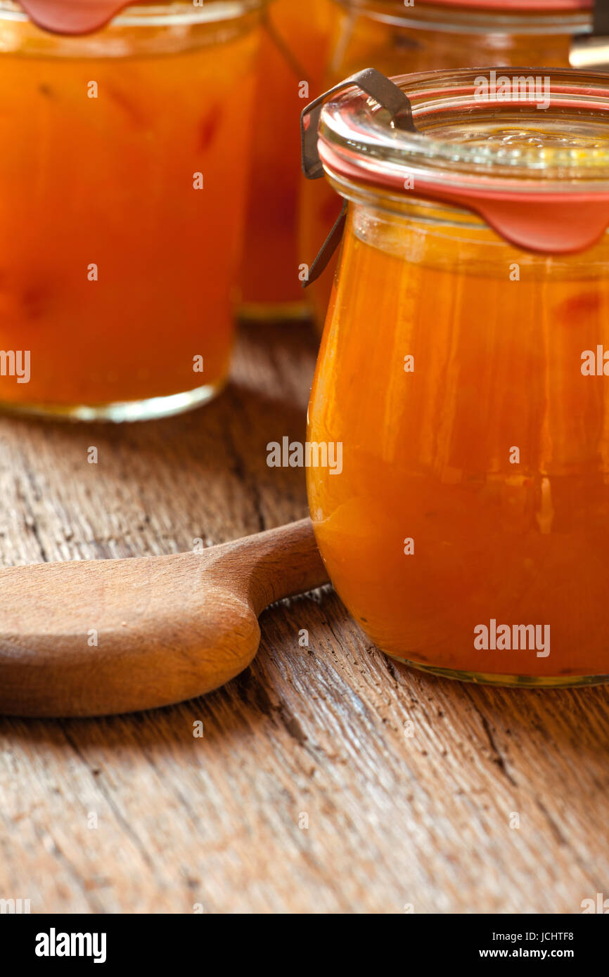 Selbstgemachte Melonenmarmelade im Einweckglas auf rustikalem Holzuntergrund mit Textfreiraum Stock Photo